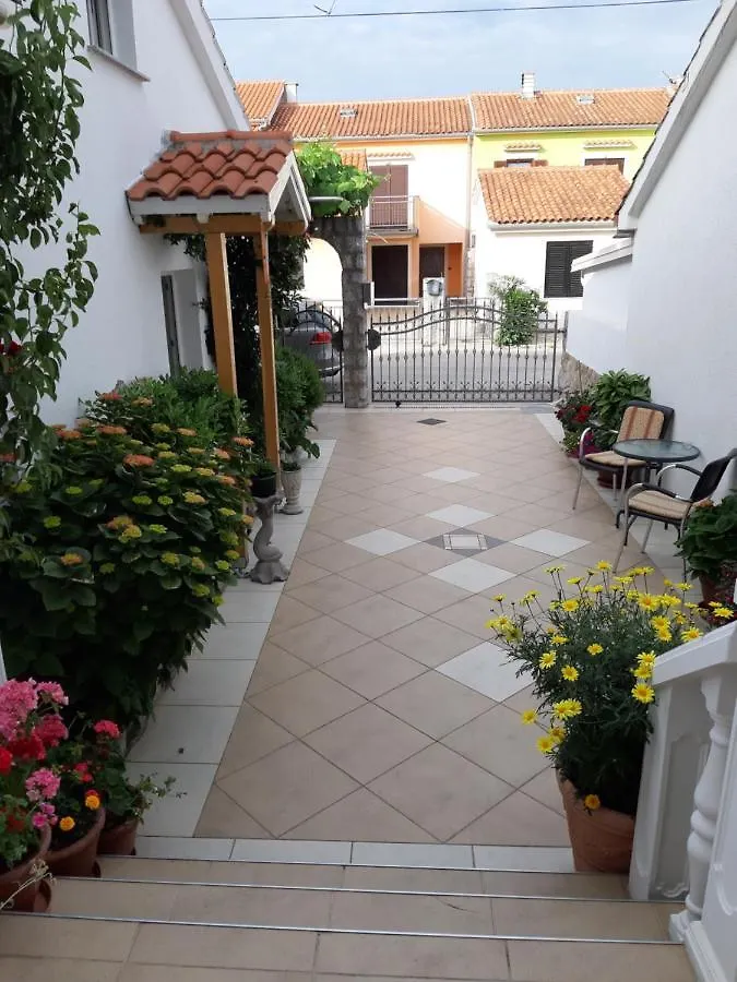 אומיסאליי Apartmani Jozefina דירה